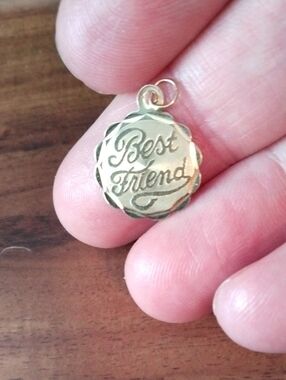 14k Gold 'Best Friend' Round Pendant Charm